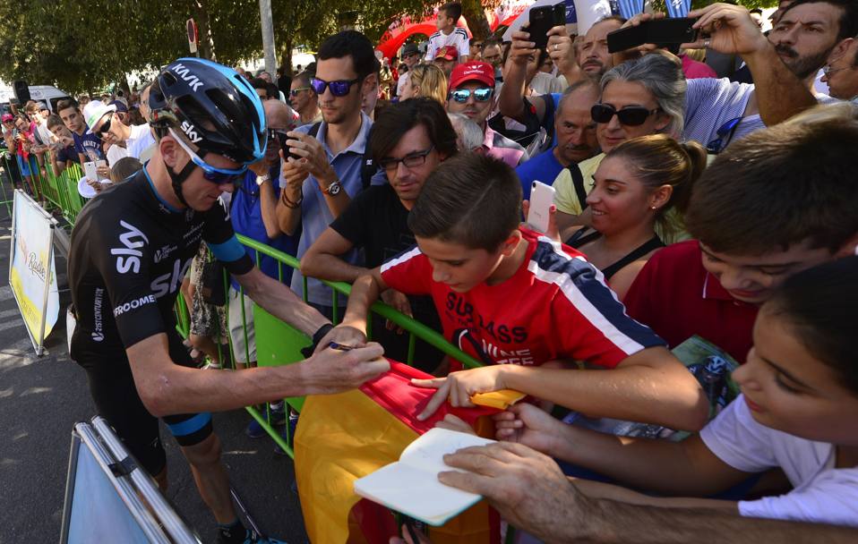 Chris Froome firma autografi prima del via della sesta tappa, Cordova-Sierra de Cazorla, lunga 20o,3 km. Afp